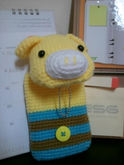 ซองมือถือหมูน้อยเหลือง