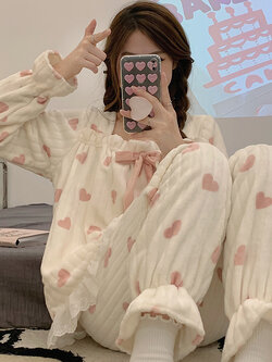 ชุดนอนผู้หญิง