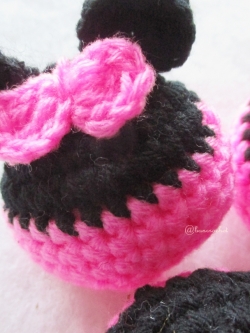 พวงกุญแจหัวตุ๊กตามินนี่ถักโครเชต์ minie mouse crochet keychain