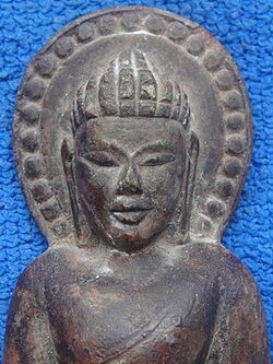 พระหินแกะพระพุทธหลังธรรมจักร