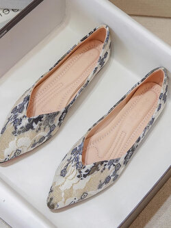 รองเท้าแฟชั่นผู้หญิงส้นเตี้ย ใส่สบาย มีขนาดให้สั่งซื้อ 35 36 37 38 39 40 สนใจทักแชท ฟรีค่าส่ง!