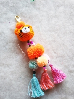 Bancrochet พวงกุญแจห้อยกระเป๋าเสือน้อย tiger sunflowers keychains สีส้ม 10 นิ้ว