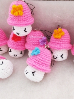 พวงกุญแจเห็ดถัก สีชมพู