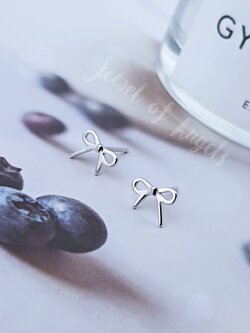 ต่างหูเงินแท้S925 รุ่น Gift ต่างหู stud รูปผูกโบว์ สีเงินเล็กๆ เงินแท้ทั้งชิ้น ตุ้มหูเงิน Silver925