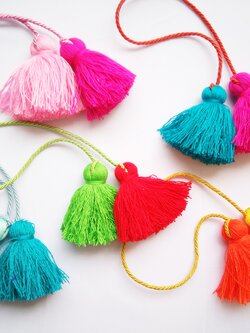 Bancrochet พู่ห้อยกระเป๋า/ที่ห้อยกระเป๋าแฮนด์เมด Tassels keychain hanging for bags เฉพาะราคาส่ง สั่งขั้นต่ำ 12 ชิ้น Only Wholesale หลากสี 2 นิ้ว