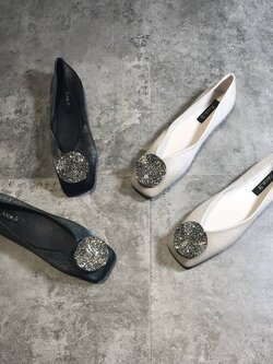 รองเท้าแฟชั่นผู้หญิงส้นเตี้ย ใส่สบาย มีขนาดให้สั่งซื้อ 35 36 37 38 39 40 สนใจทักแชท ฟรีค่าส่ง!