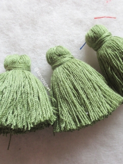 พู่แบบหนาฟู ขนาด 2 นิ้ว 4 ply tassel crochet acrylic yarn 4 ply เขียวขี้ม้า 2 นิ้ว