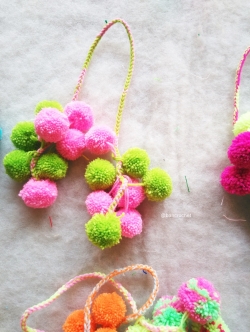 Bancrochet พวงกุญแจห้อยกระเป๋าปอมปอม Pompoms keychains สีเขียว/ชมพู 10-12 นิ้ว รวมสาย
