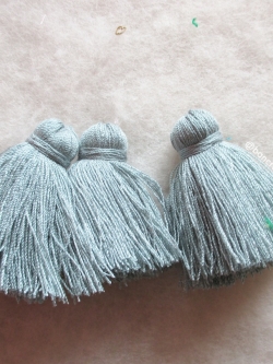 พู่แบบหนาฟู ขนาด 2 นิ้ว 4 ply tassel crochet acrylic yarn 4 ply เทา 2 นิ้ว