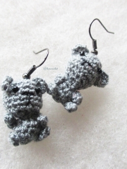 ต่างหูถัก รูปหมีเทา ขนาด 1.5 นิ้ว mimi bear amigurumi earrings crochet 1.5 inches