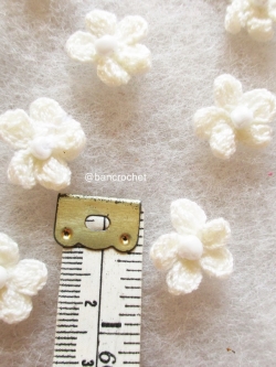 Bancrochet ดอกไม้จิ๋วถักโครเชต์ crochet mini flowers สีขาวครีม 0.5 นิ้ว