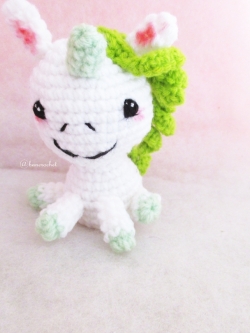 พวงกุญแจยูนิคอร์นถักไหมพรม สีเขียว ขนาด 4 นิ้ว unicorn crochet keychain 4 inch