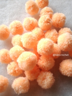 ปอมปอมไหมพรม ขนาด 2.5-3 ซม pom poms crochet ส้มอ่อน 2.5-3ซม.