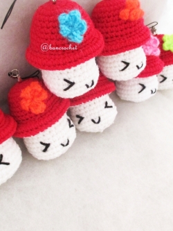 พวงกุญแจเห็ดถัก สีแดง