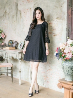 เดรสลูกไม้แขนกระดิ่ง ทรงปล่อยใส่สบาย มีซับในทั้งตัวนะจ้า ราคา 290 บาท