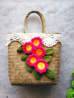 กระเป๋ากระจูดสาน ประดับดอกไม้ ขนาด 7*7*3.5*9.5 นิ้ว basket weave bags ธรรมชาติ 7*7*3.5*9.5 นิ้ว