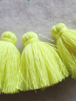 พู่แบบหนาฟู ขนาด 2 นิ้ว 4 ply tassel crochet acrylic yarn 4 ply เหลือง 2 นิ้ว