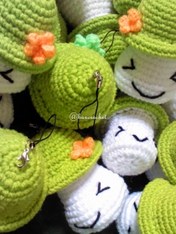 พวงกุญแจเห็ดถักสีเขียว