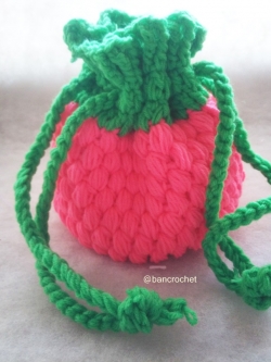 Bancrochet กระเป่าถักโครเชต์ผลไม้ ลายราสเบอร์รี่ crochet slipknot bags สีชมพู 6x6 นิ้ว