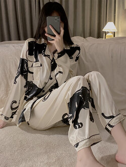 ชุดนอนผู้หญิง