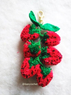 Bancrochet พวงกุญแจห้อยกระเป๋าสตรอเบอรี่ Stawberry pom poms fruits keychains สีแดง 6