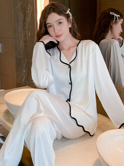 ชุดนอนผู้หญิง