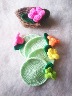 Bancrochet ที่รองแก้ว/ที่รองจานถักโครเชต์ ลายดอกบานบุรี crochet coaster/crochet table mat สีเขียว 4 นิ้ว