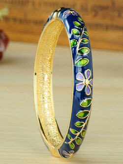 กำไลข้อมือแบบมีนาฬิกาประดับ