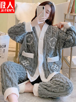 ชุดนอนผู้หญิง