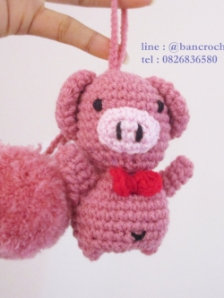 ที่ห้อยกระเป๋า พวงกุญแจตุ๊กตา หมูชมพูถักโครเชต์ pig dolls pom pom amigurumi crochet keychain