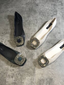 รองเท้าแฟชั่นผู้หญิงส้นเตี้ย ใส่สบาย มีขนาดให้สั่งซื้อ 35 36 37 38 39 40 สนใจทักแชท ฟรีค่าส่ง!