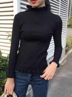 สีดำ : เสื้อไหมพรมคอเต่า ผ้านุ่ม แต่งช่วงปลายคอ แขน ชายเสื้อ ผ้าร่องมี texture ในตัว งานดี ยืดได้เยอะ