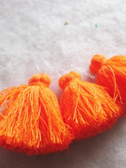 พู่แบบหนาฟู ขนาด 2 นิ้ว 4 ply tassel crochet acrylic yarn 4 ply ส้ม 2 นิ้ว