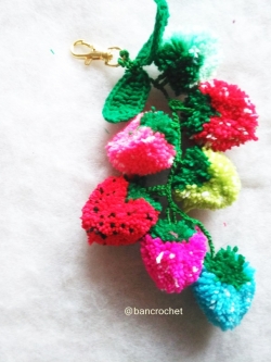 Bancrochet พวงกุญแจห้อยกระเป๋าสตรอเบอรี่ Stawberry pom poms fruits keychains คละสี 6