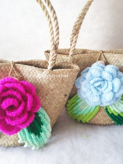 กระเป๋ากระจูดสาน ประดับกุหลาบสีฟ้า ขนาด 7*7 นิ้ว basket weave bags ธรรมชาติ