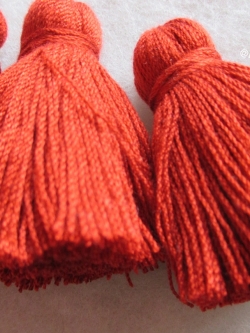 พู่แบบหนาฟู ขนาด 2 นิ้ว 4 ply tassel crochet acrylic yarn 4 ply แดงเข้ม 2 นิ้ว