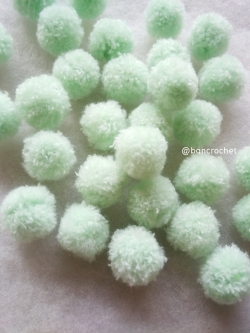 ปอมปอมไหมพรม ขนาด 2.5-3 ซม pom poms crochet เขียวอ่อน 2.5-3ซม.