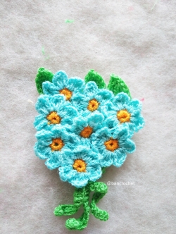 Bancrochet ช่อดอกไม้จิ๋วถักโครเชต์ Mini flower bouquet crochet สีฟ้า 5 นิ้ว