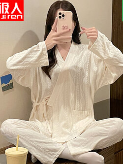 ชุดนอนผู้หญิง