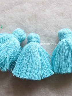 พู่แบบหนาฟู ขนาด 2 นิ้ว 4 ply tassel crochet acrylic yarn 4 ply ฟ้า 2 นิ้ว