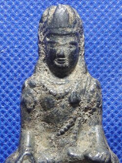 พระร่วงนั่งเทริดขนนก