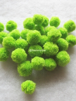 ปอมปอมไหมพรม ขนาด 2.5-3 ซม pom poms crochet เขียวใบไม้ 2.5-3 ซม.