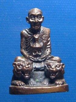 หลวงปู่กาหลงนั่งหัวเสือ