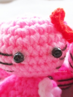 พวงกุญแจหัวตุ๊กตาคิตตี้ถักโครเชต์ kitty crochet keychain