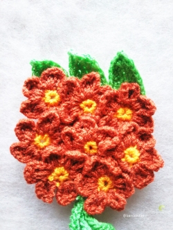 Bancrochet ช่อดอกไม้จิ๋วถักโครเชต์ Mini flower bouquet crochet สีส้มอิฐ 5 นิ้ว