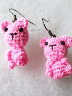 ต่างหูถัก รูปหมีชมพู ขนาด 1.5 นิ้ว mimi bear amigurumi earrings crochet 1.5 inches