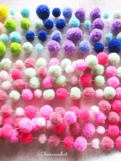 ปอมปอมร้อยสำหรับห้อยประตูหรือประดับตกแต่ง pompoms crochet