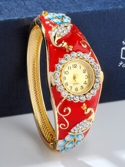 กำไลข้อมือแบบมีนาฬิกาประดับ