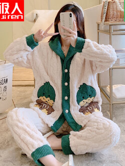 ชุดนอนผู้หญิง