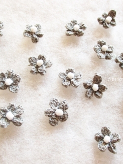 Bancrochet ดอกไม้จิ๋วถักโครเชต์ crochet mini flowers สีเทา 0.5 นิ้ว